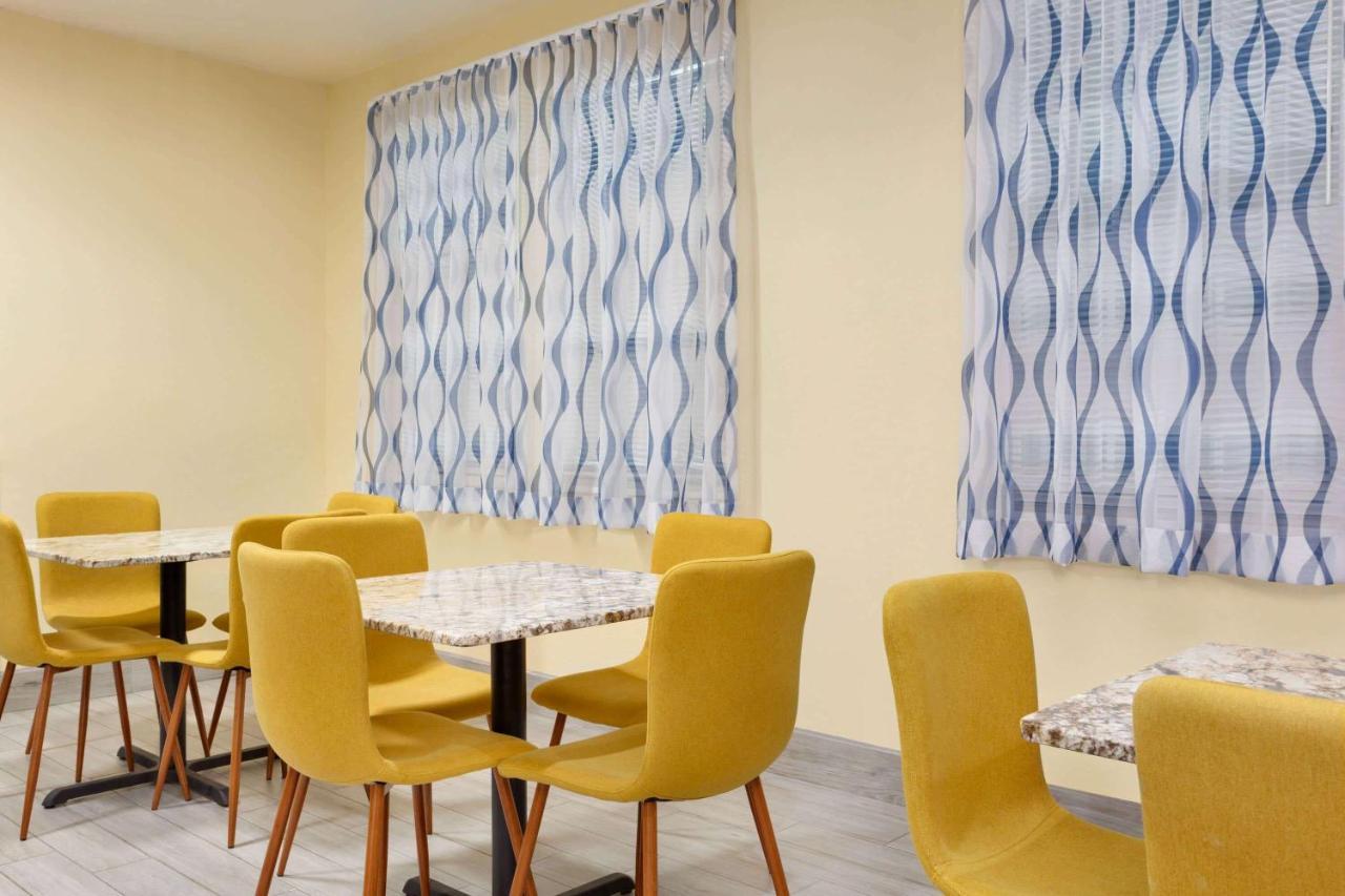 Days Inn & Suites By Wyndham Dfw Airport South-Юлес Екстериор снимка