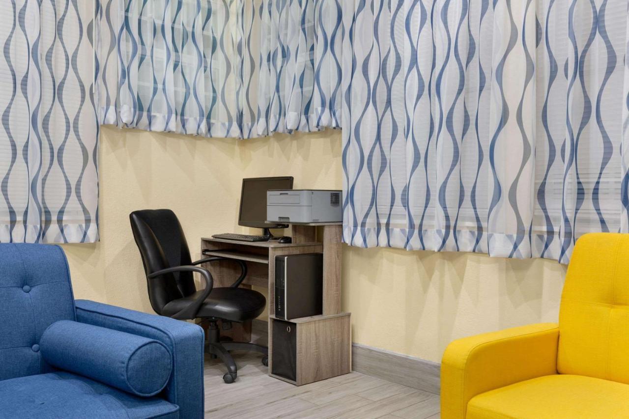 Days Inn & Suites By Wyndham Dfw Airport South-Юлес Екстериор снимка