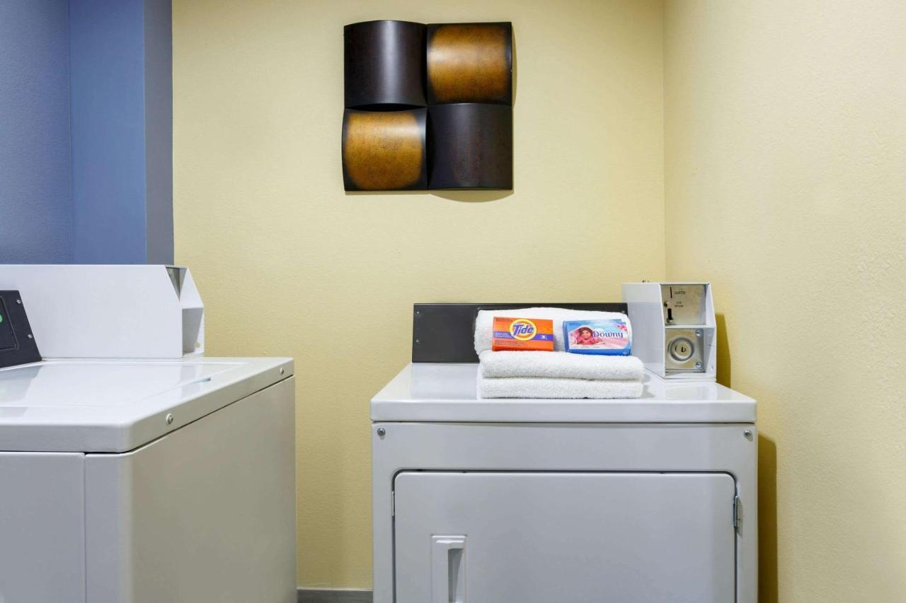 Days Inn & Suites By Wyndham Dfw Airport South-Юлес Екстериор снимка