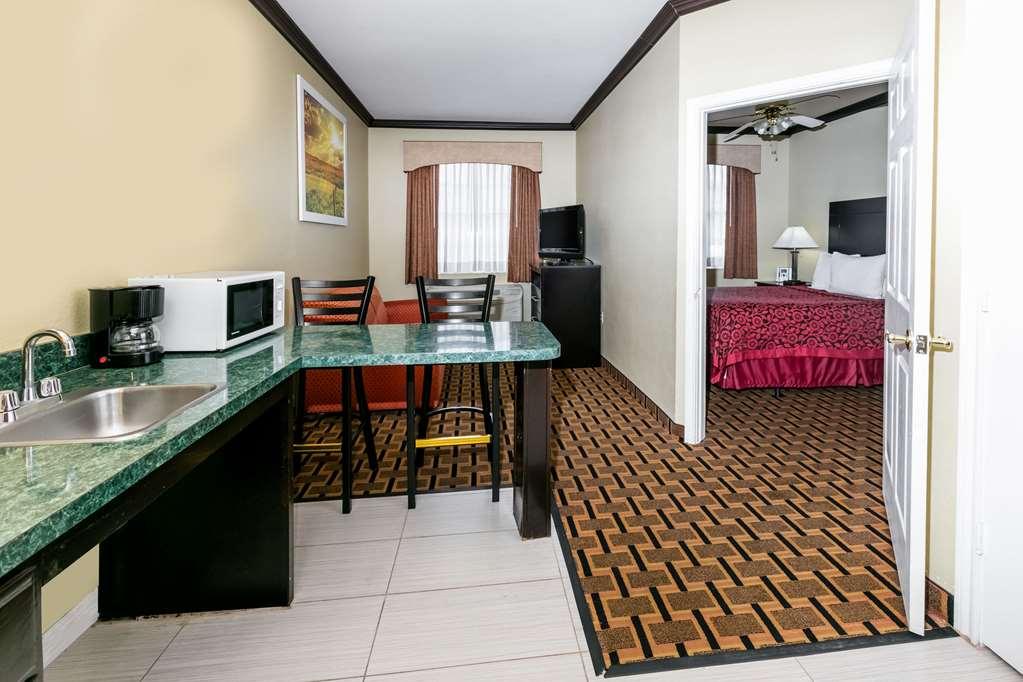 Days Inn & Suites By Wyndham Dfw Airport South-Юлес Стая снимка