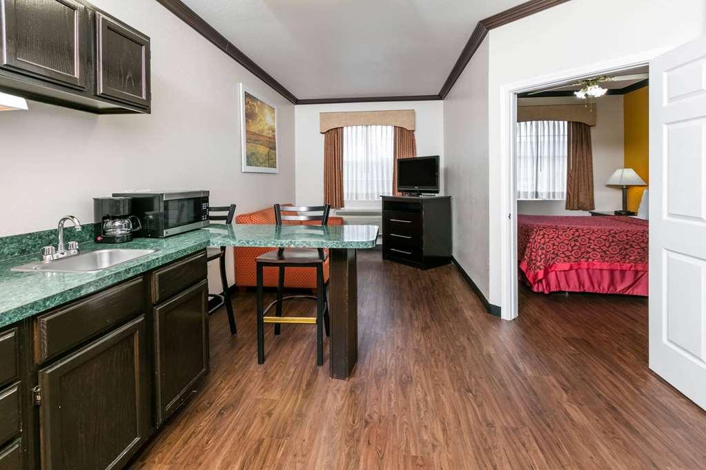 Days Inn & Suites By Wyndham Dfw Airport South-Юлес Стая снимка