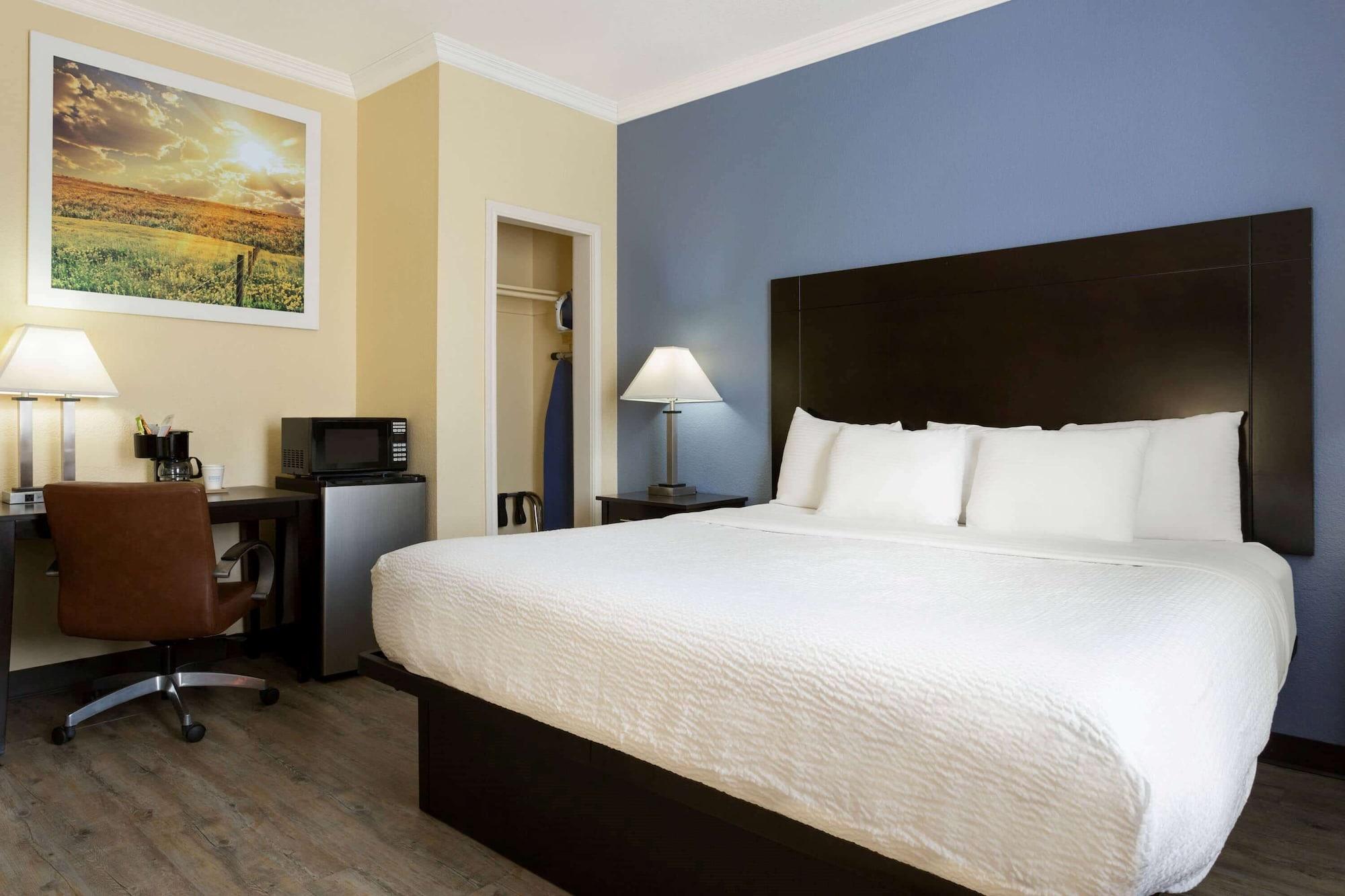 Days Inn & Suites By Wyndham Dfw Airport South-Юлес Екстериор снимка