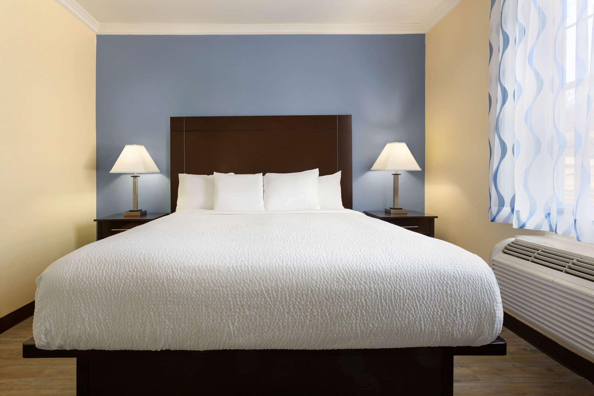 Days Inn & Suites By Wyndham Dfw Airport South-Юлес Екстериор снимка
