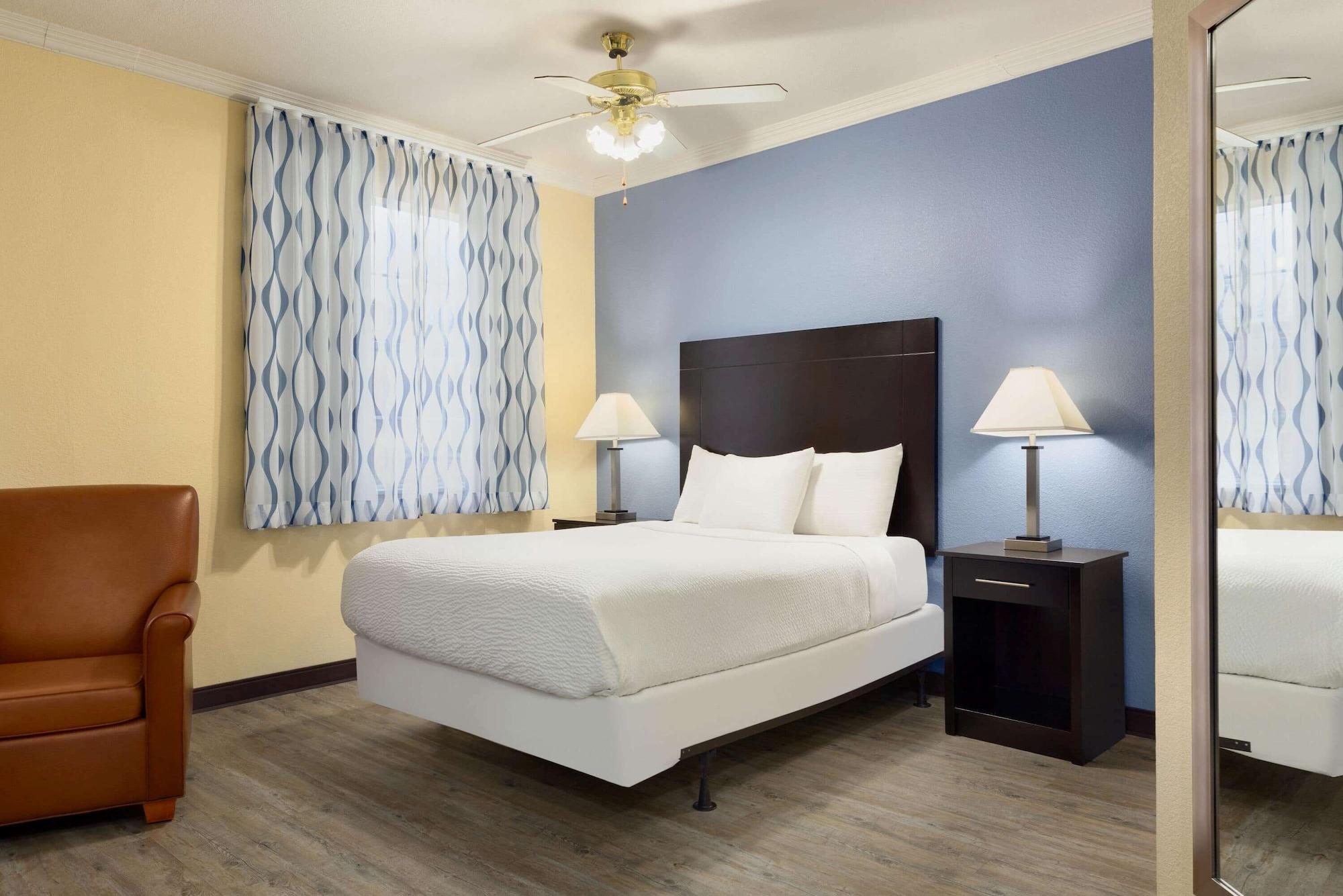 Days Inn & Suites By Wyndham Dfw Airport South-Юлес Екстериор снимка