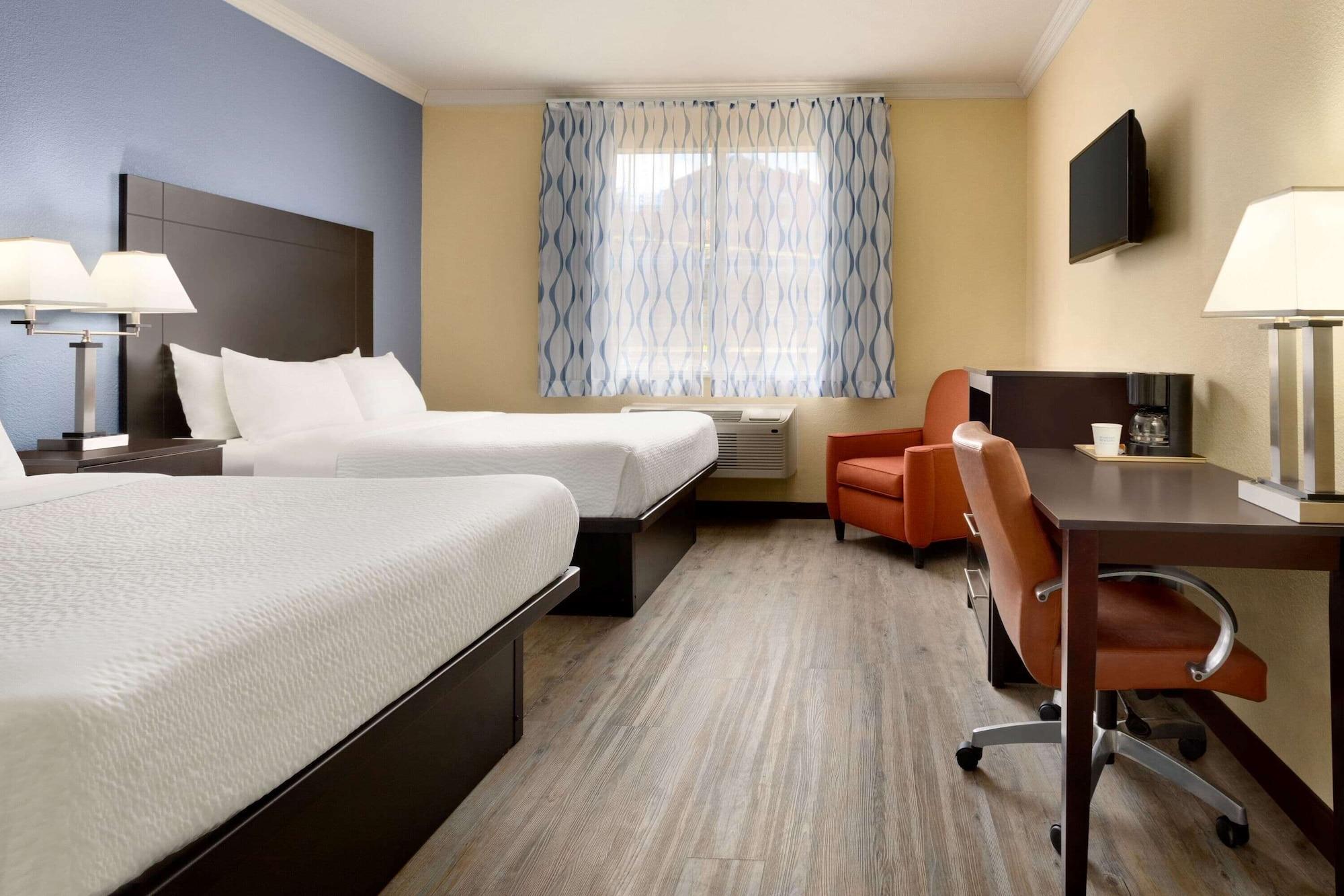 Days Inn & Suites By Wyndham Dfw Airport South-Юлес Екстериор снимка