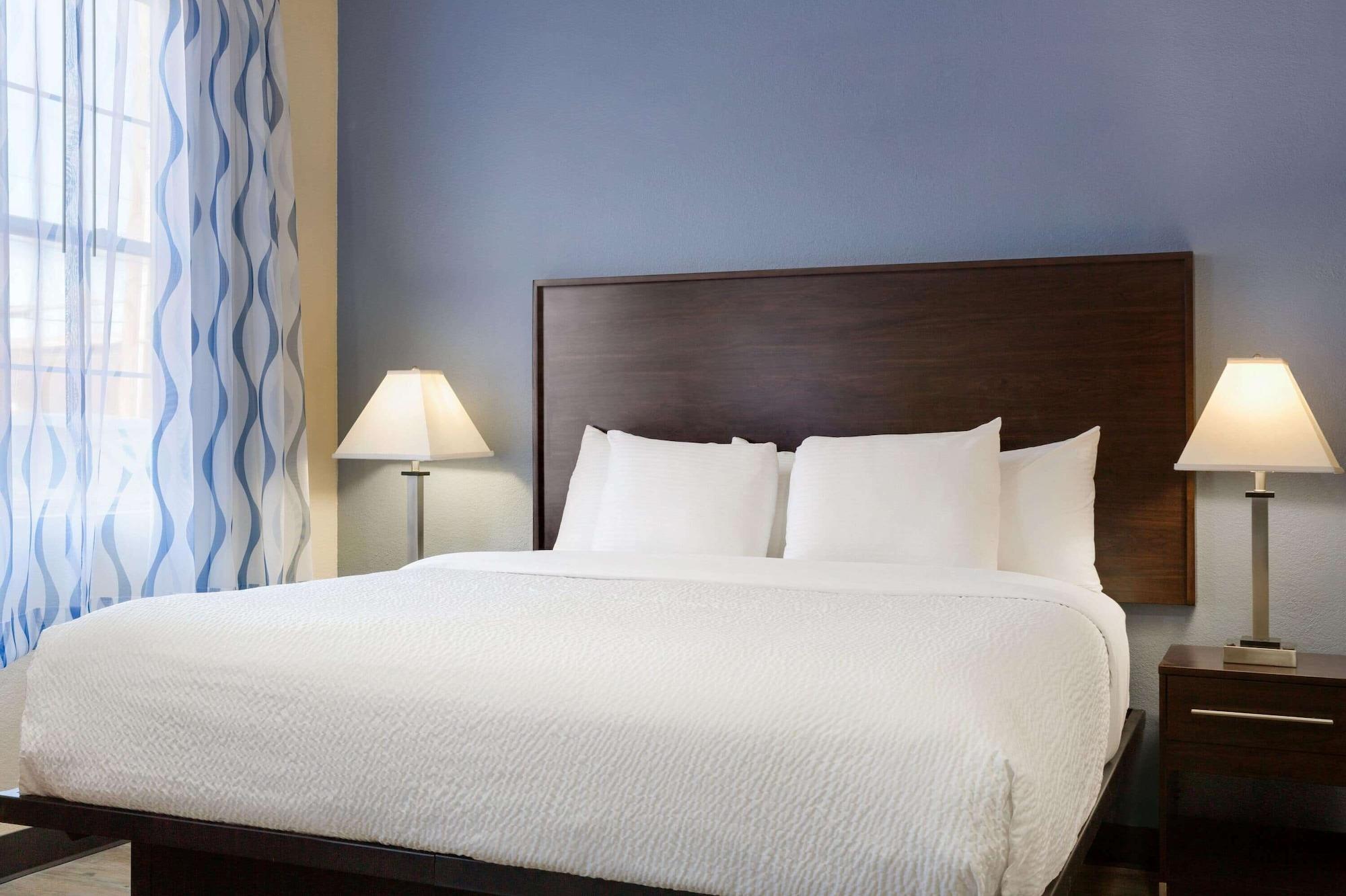 Days Inn & Suites By Wyndham Dfw Airport South-Юлес Екстериор снимка