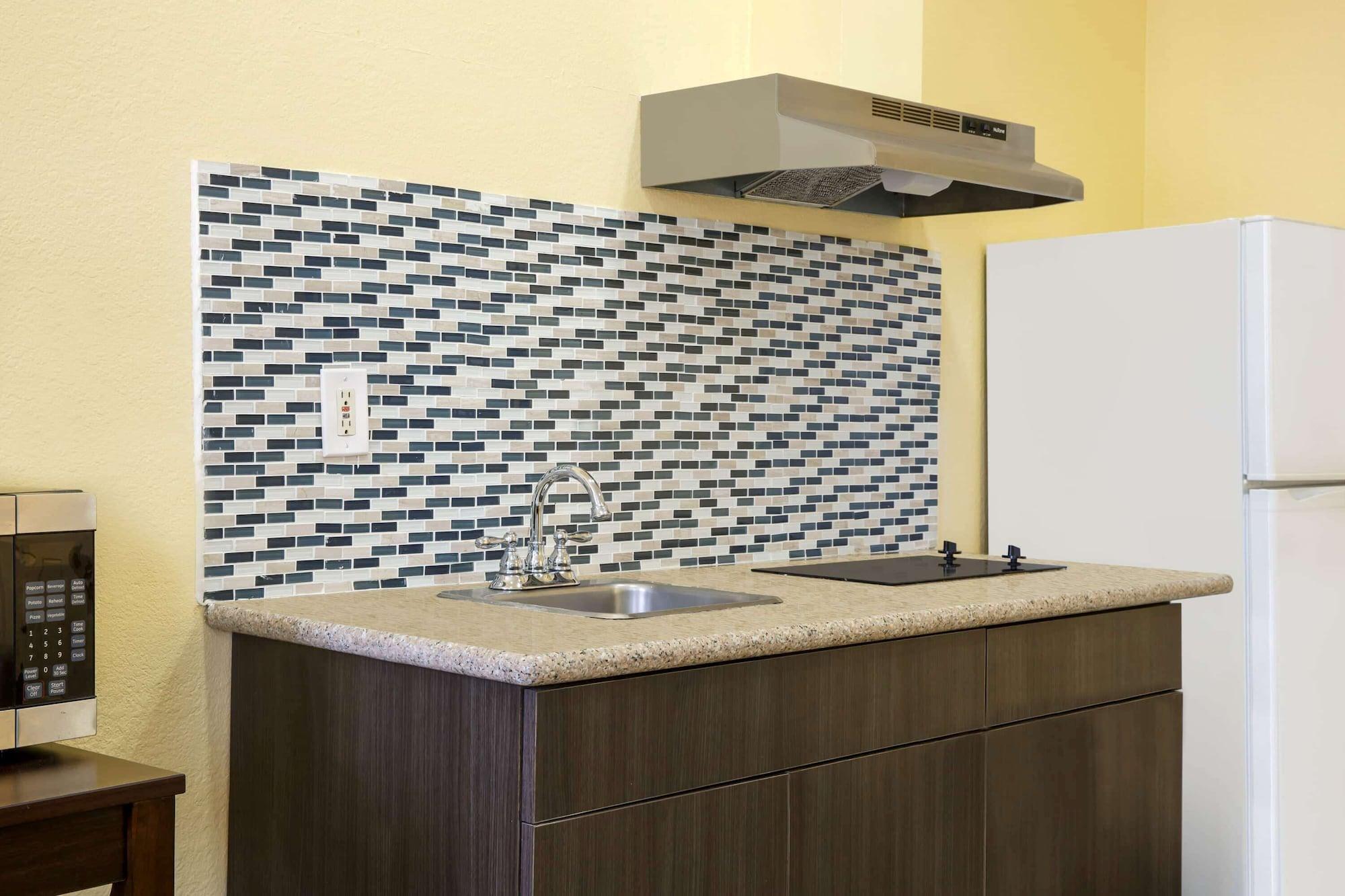 Days Inn & Suites By Wyndham Dfw Airport South-Юлес Екстериор снимка
