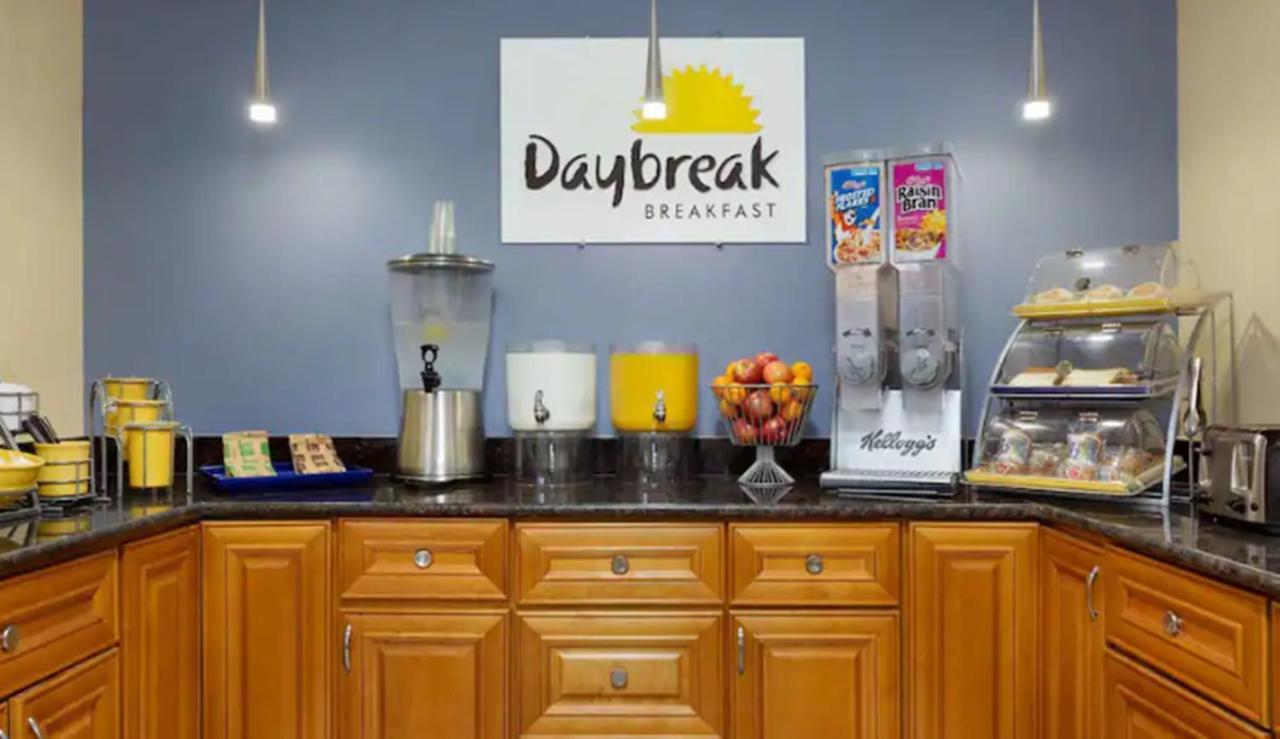 Days Inn & Suites By Wyndham Dfw Airport South-Юлес Екстериор снимка