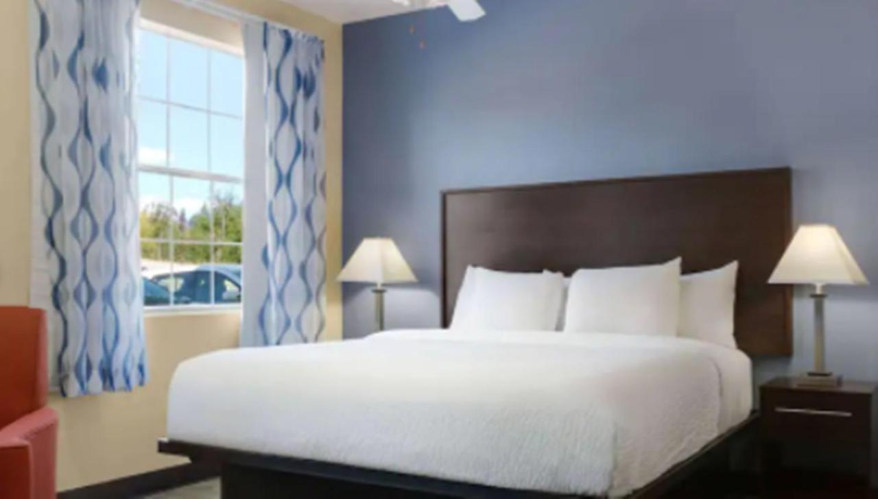 Days Inn & Suites By Wyndham Dfw Airport South-Юлес Екстериор снимка