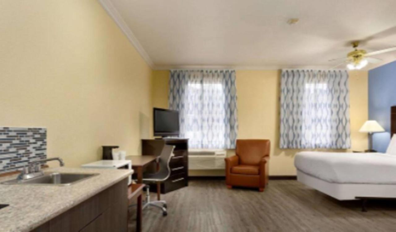 Days Inn & Suites By Wyndham Dfw Airport South-Юлес Екстериор снимка