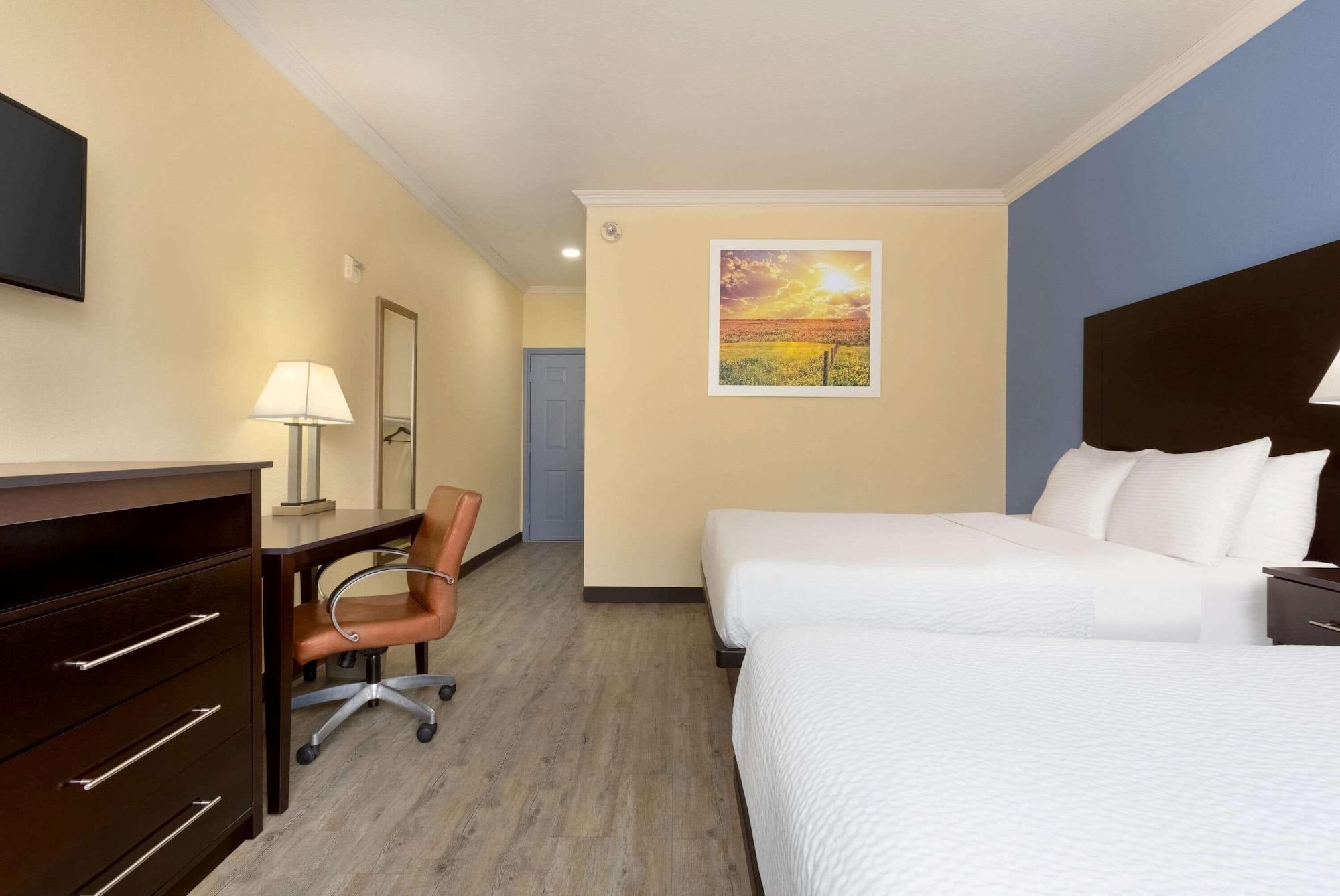 Days Inn & Suites By Wyndham Dfw Airport South-Юлес Екстериор снимка