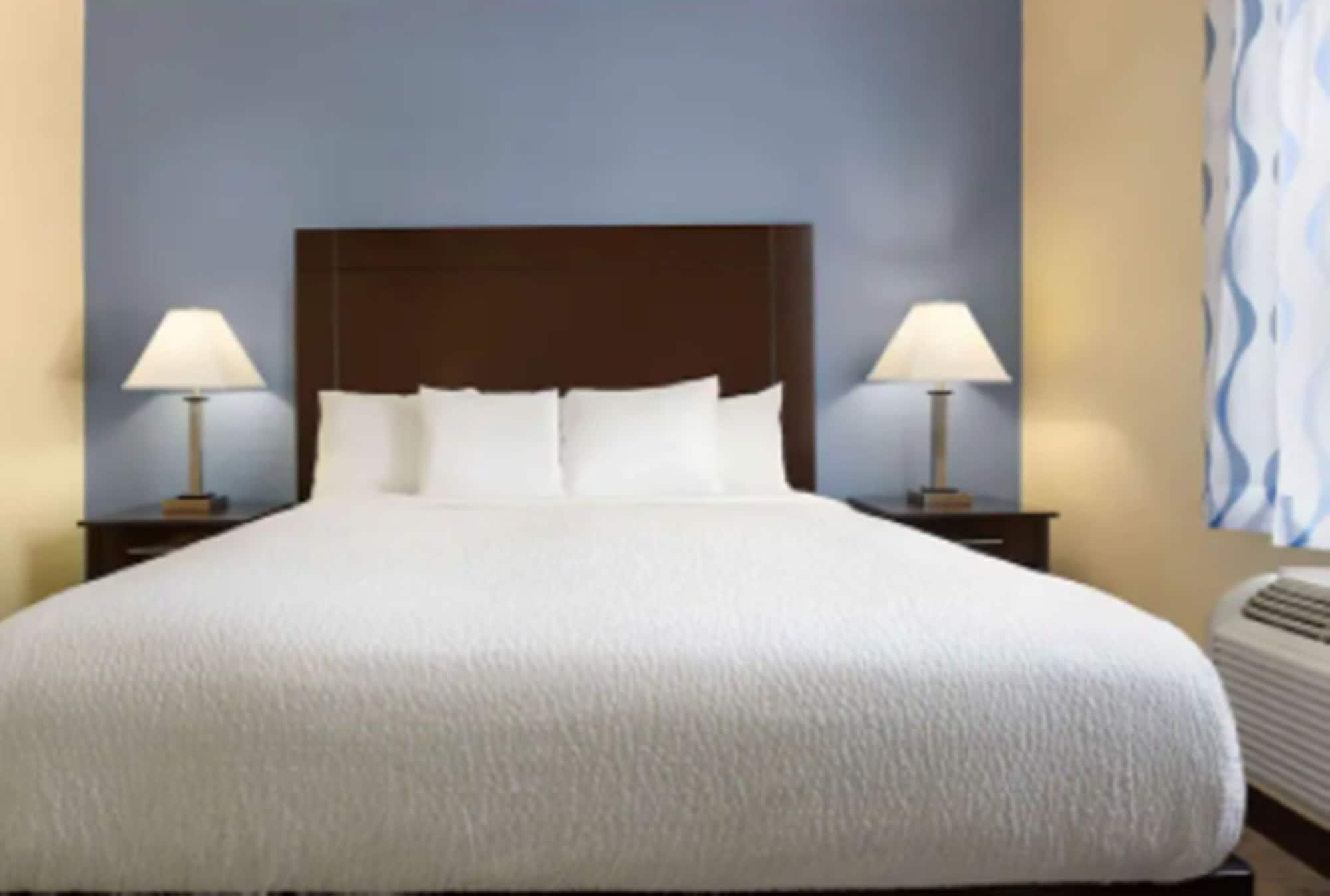 Days Inn & Suites By Wyndham Dfw Airport South-Юлес Екстериор снимка