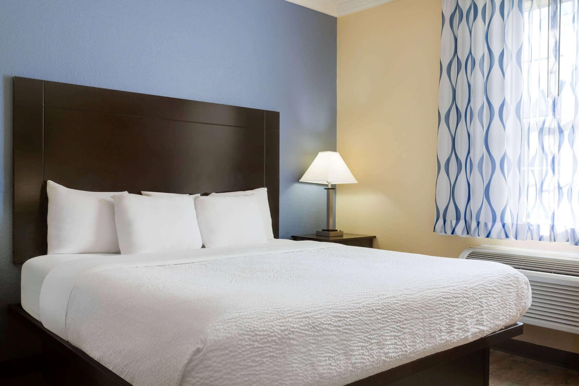 Days Inn & Suites By Wyndham Dfw Airport South-Юлес Екстериор снимка