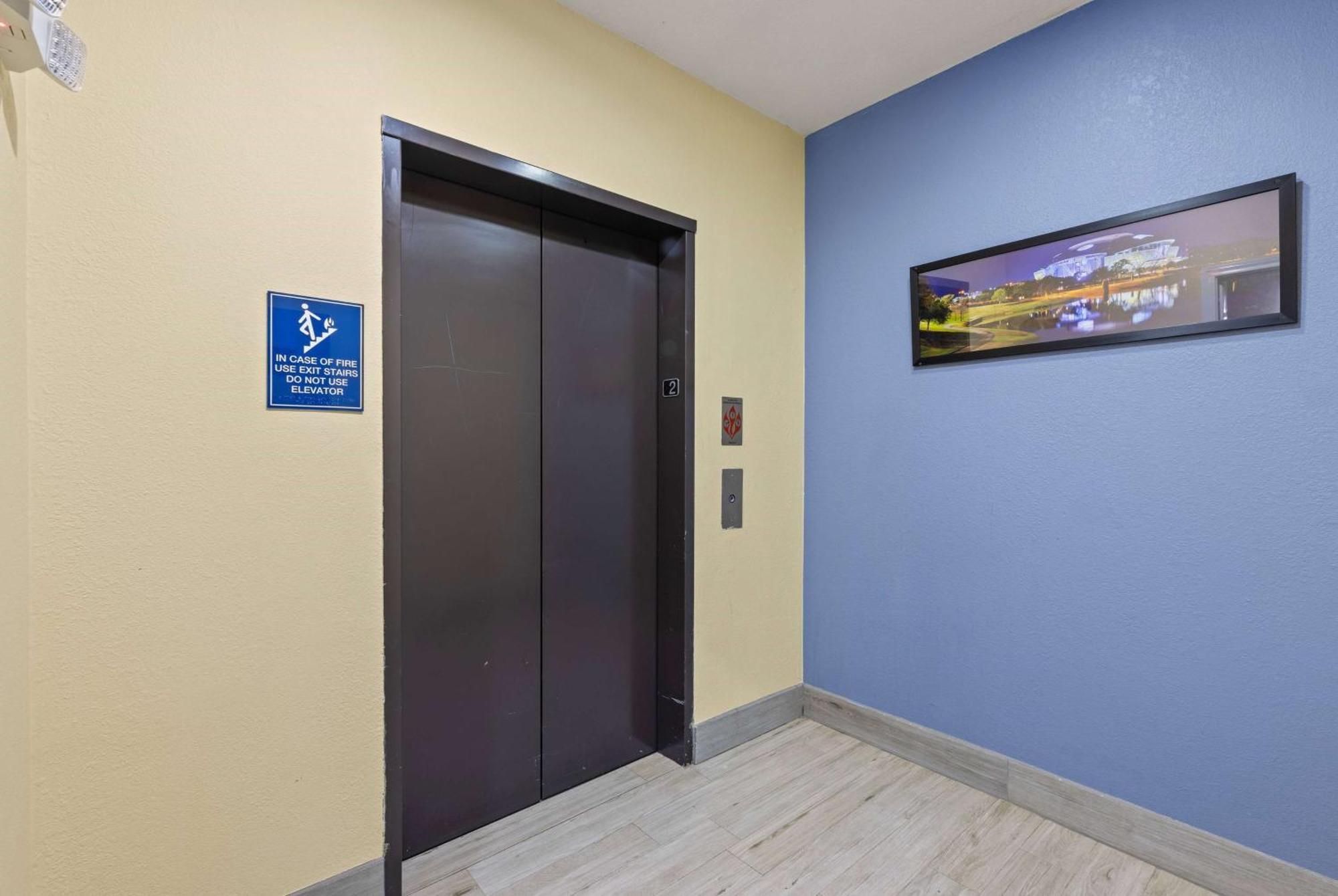 Days Inn & Suites By Wyndham Dfw Airport South-Юлес Екстериор снимка