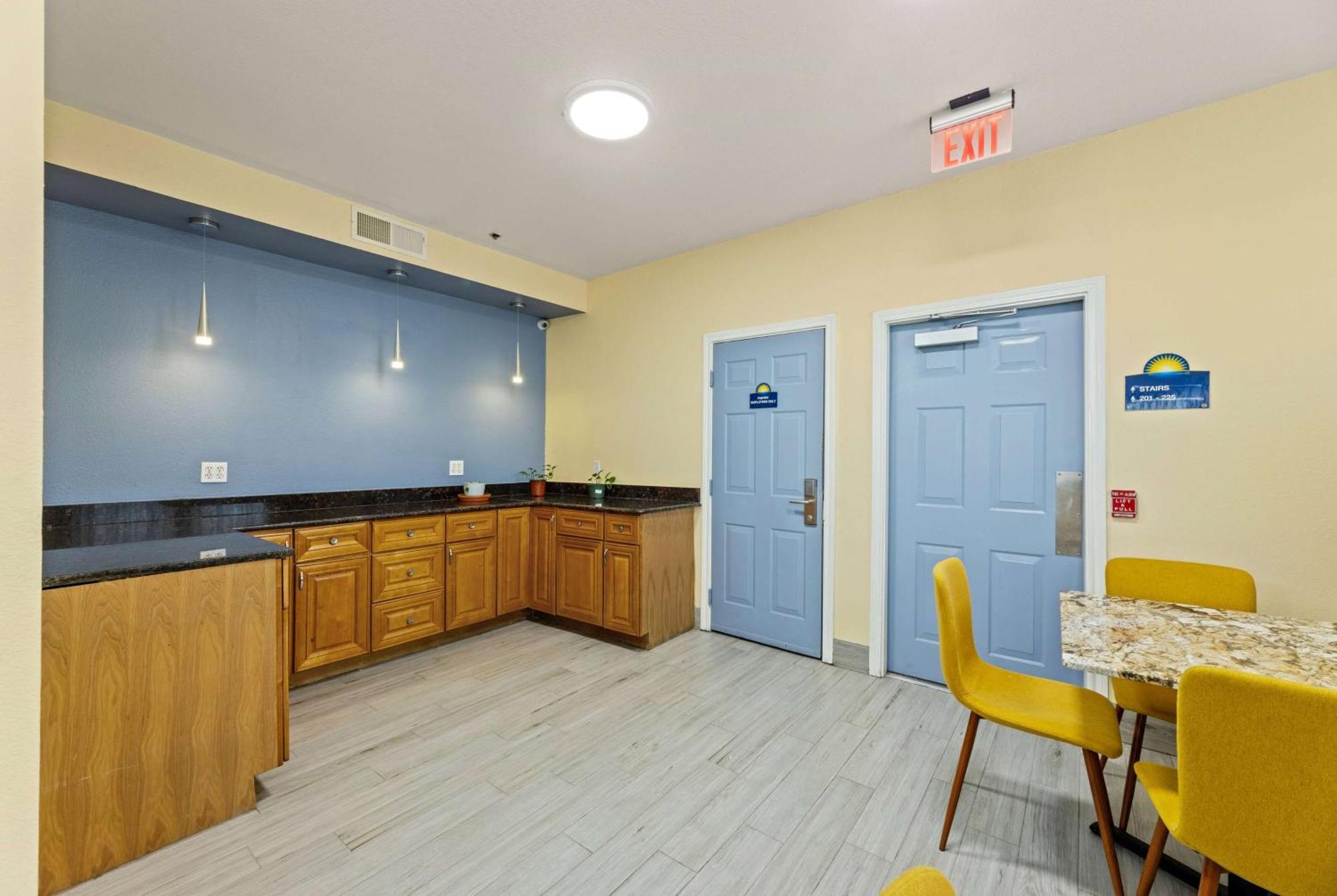 Days Inn & Suites By Wyndham Dfw Airport South-Юлес Екстериор снимка