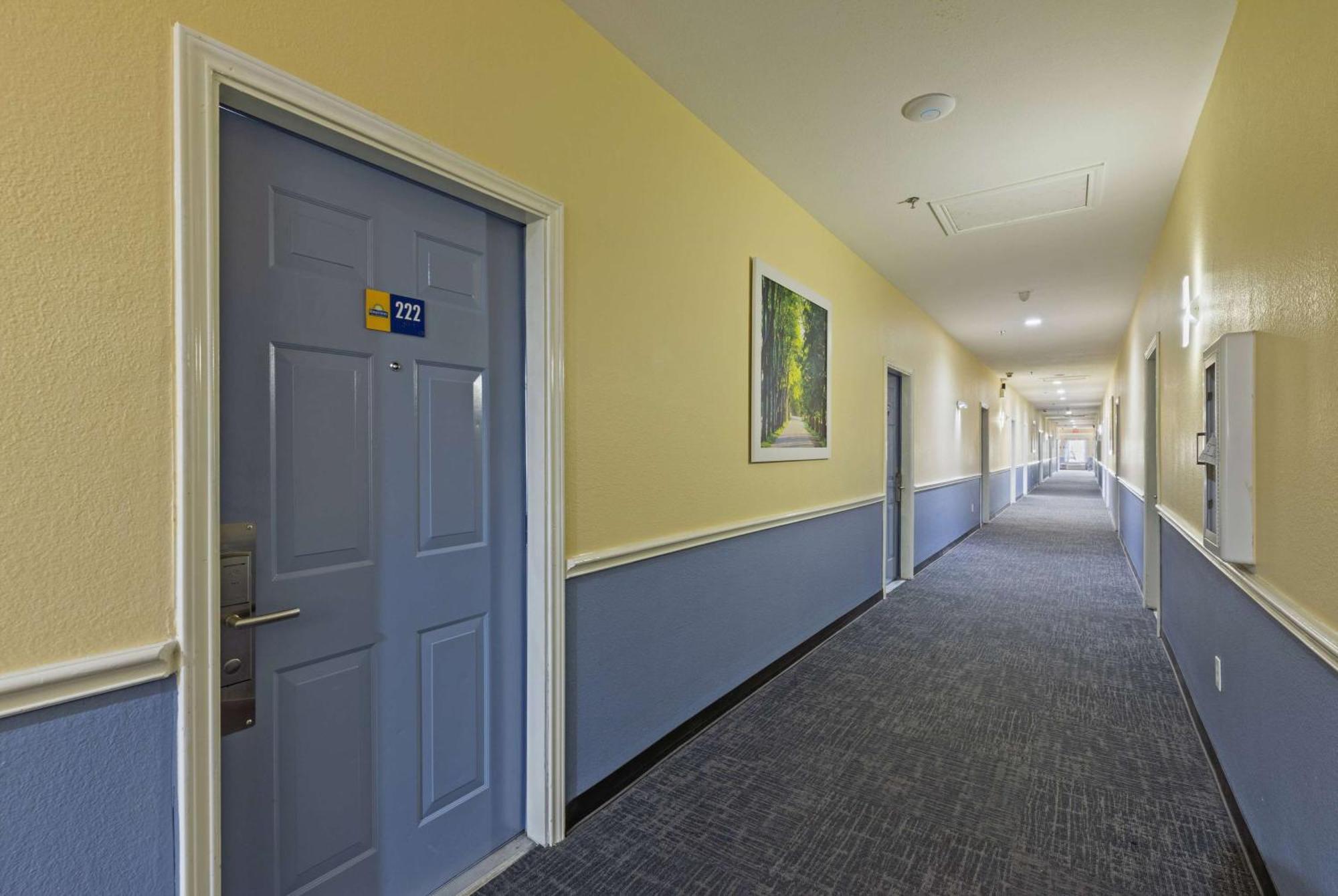 Days Inn & Suites By Wyndham Dfw Airport South-Юлес Екстериор снимка