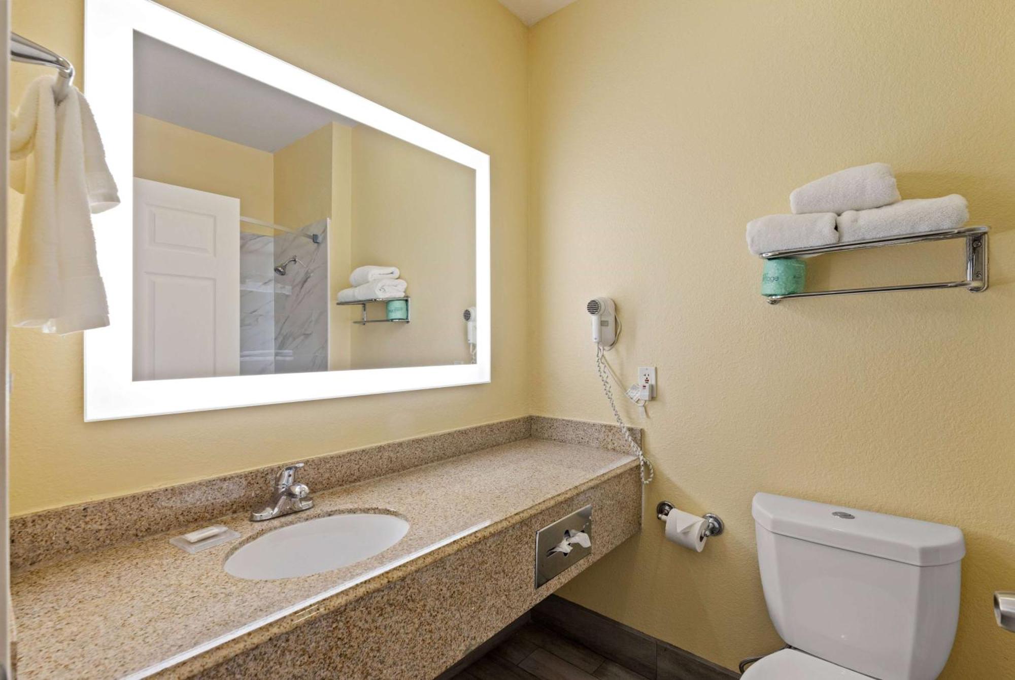 Days Inn & Suites By Wyndham Dfw Airport South-Юлес Екстериор снимка
