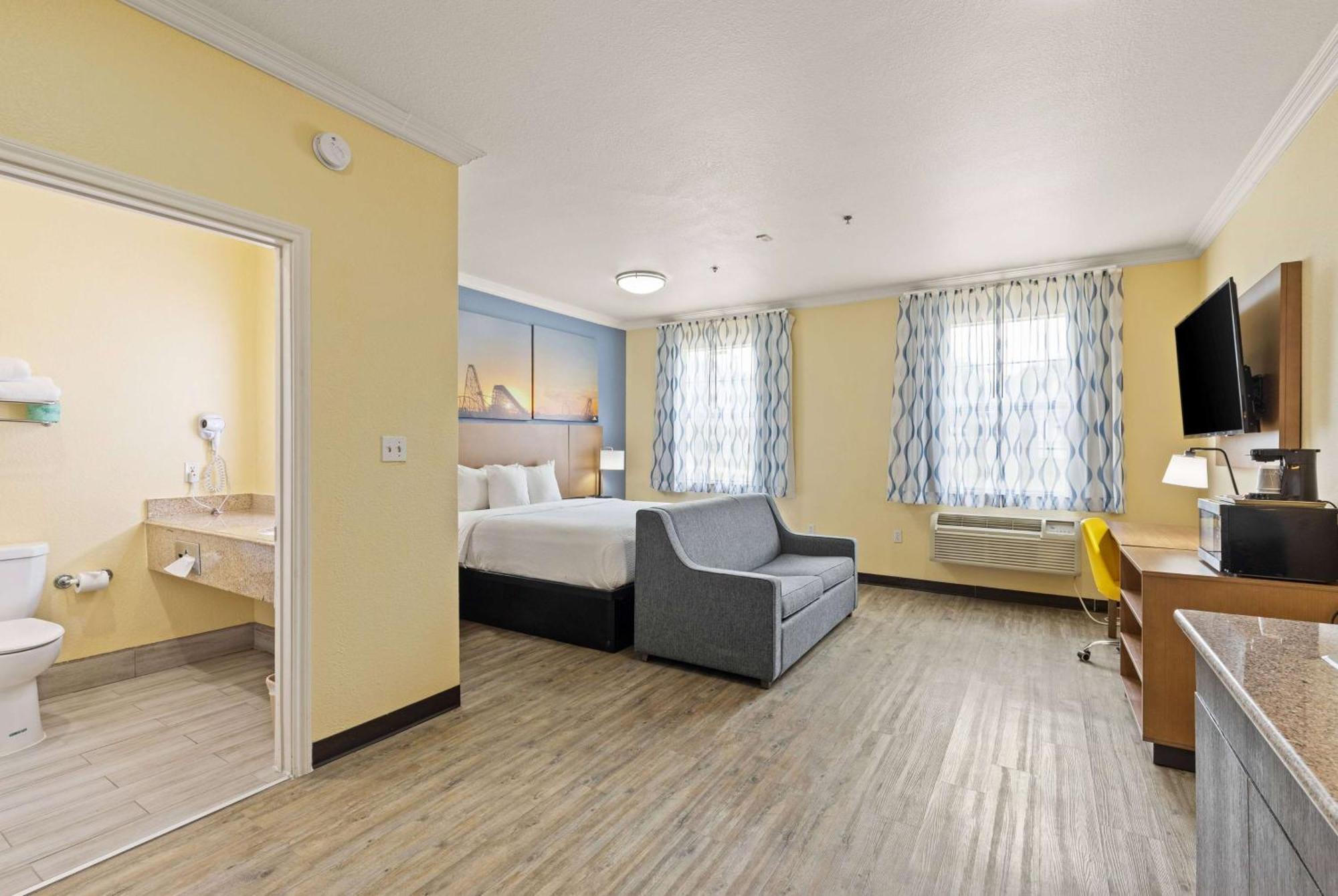 Days Inn & Suites By Wyndham Dfw Airport South-Юлес Екстериор снимка