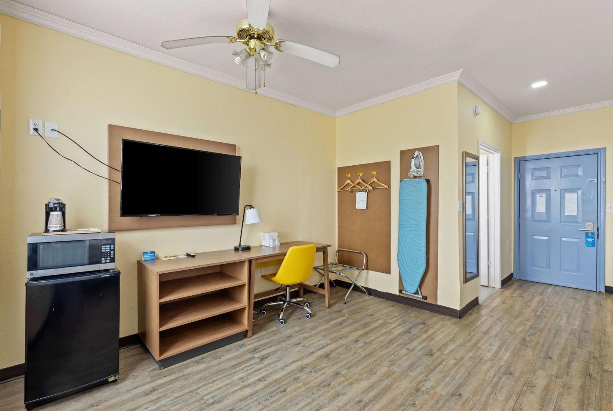 Days Inn & Suites By Wyndham Dfw Airport South-Юлес Екстериор снимка