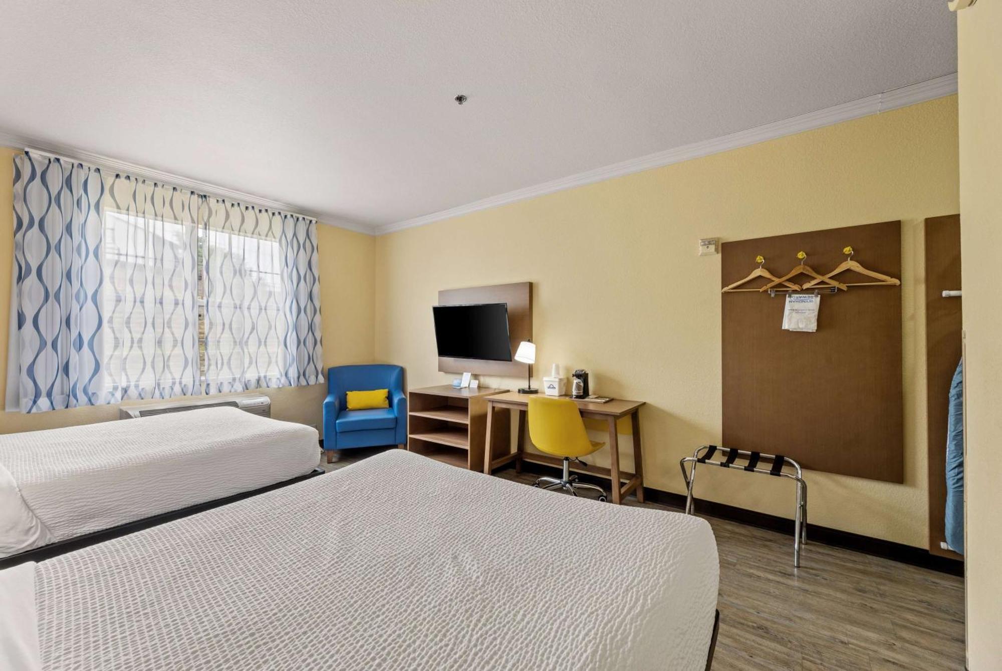 Days Inn & Suites By Wyndham Dfw Airport South-Юлес Екстериор снимка