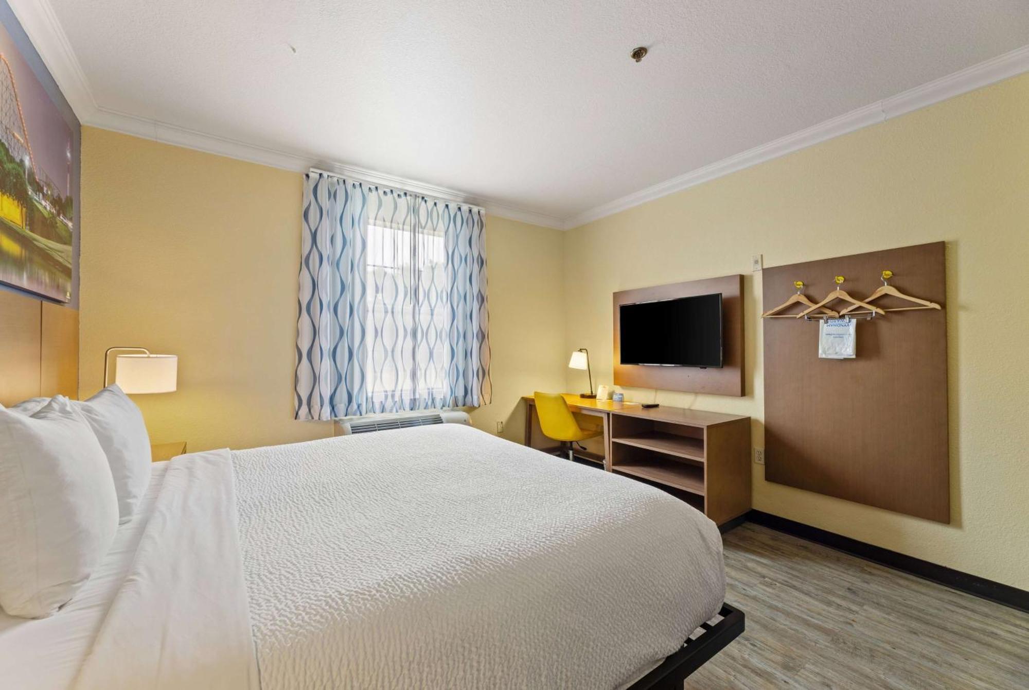 Days Inn & Suites By Wyndham Dfw Airport South-Юлес Екстериор снимка