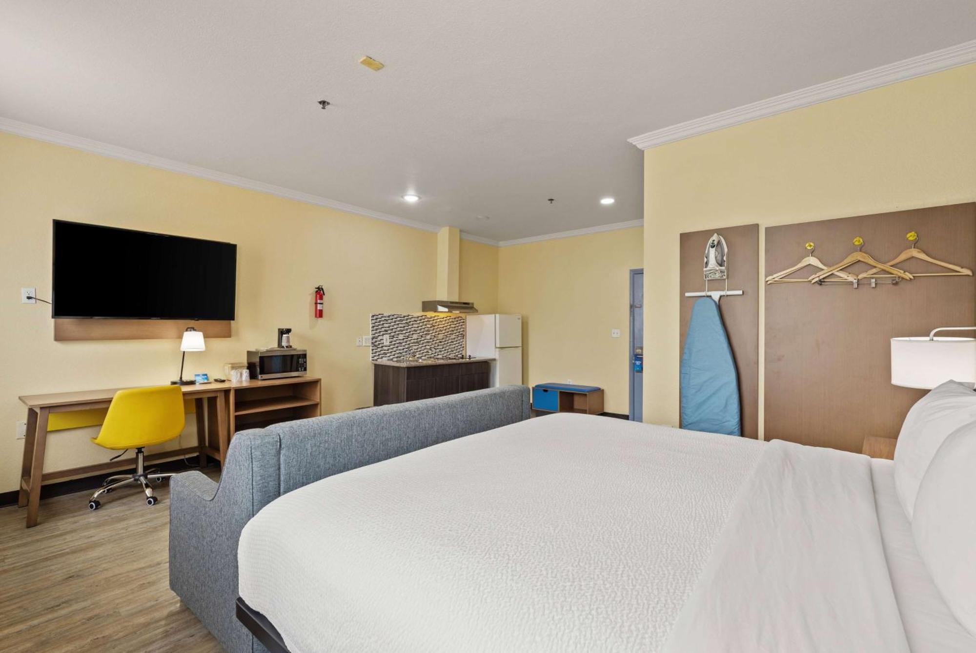 Days Inn & Suites By Wyndham Dfw Airport South-Юлес Екстериор снимка