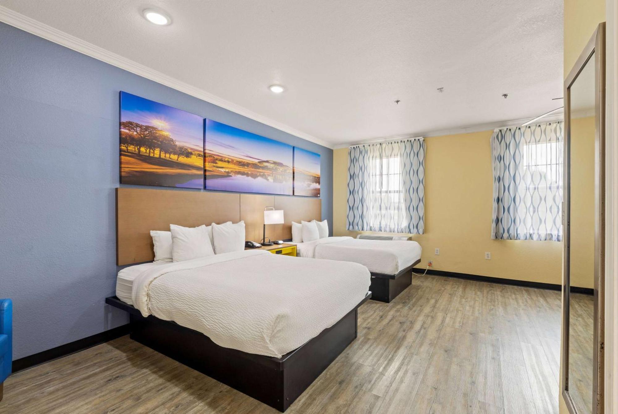 Days Inn & Suites By Wyndham Dfw Airport South-Юлес Екстериор снимка