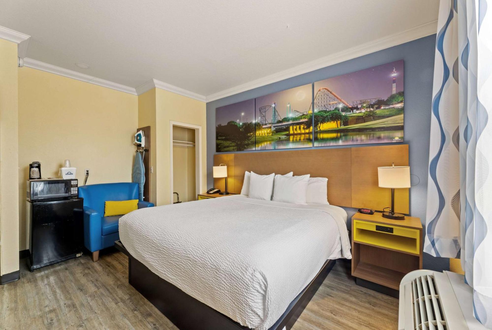 Days Inn & Suites By Wyndham Dfw Airport South-Юлес Екстериор снимка