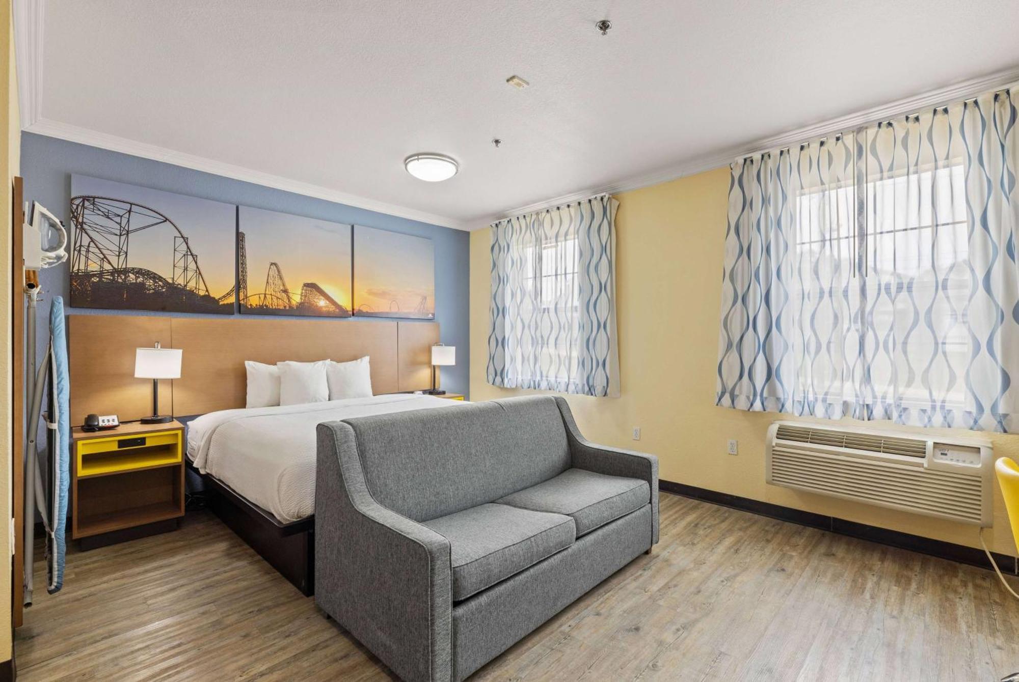 Days Inn & Suites By Wyndham Dfw Airport South-Юлес Екстериор снимка