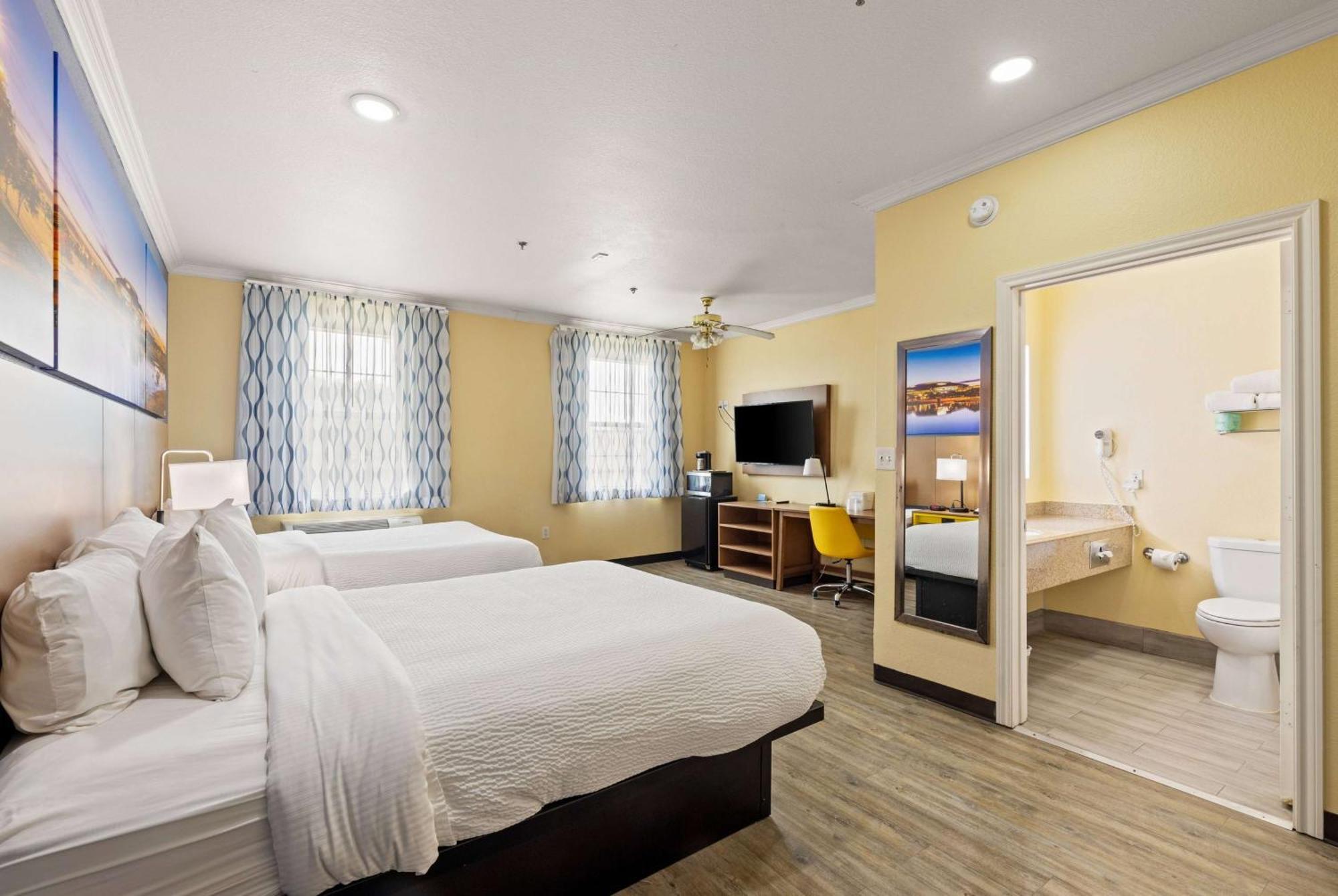 Days Inn & Suites By Wyndham Dfw Airport South-Юлес Екстериор снимка