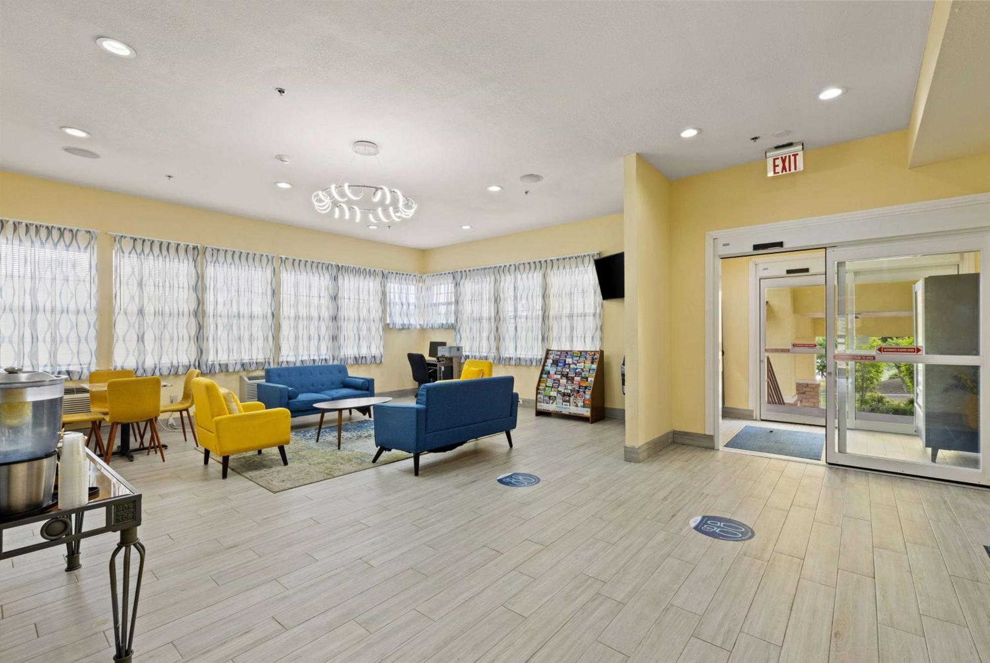 Days Inn & Suites By Wyndham Dfw Airport South-Юлес Екстериор снимка