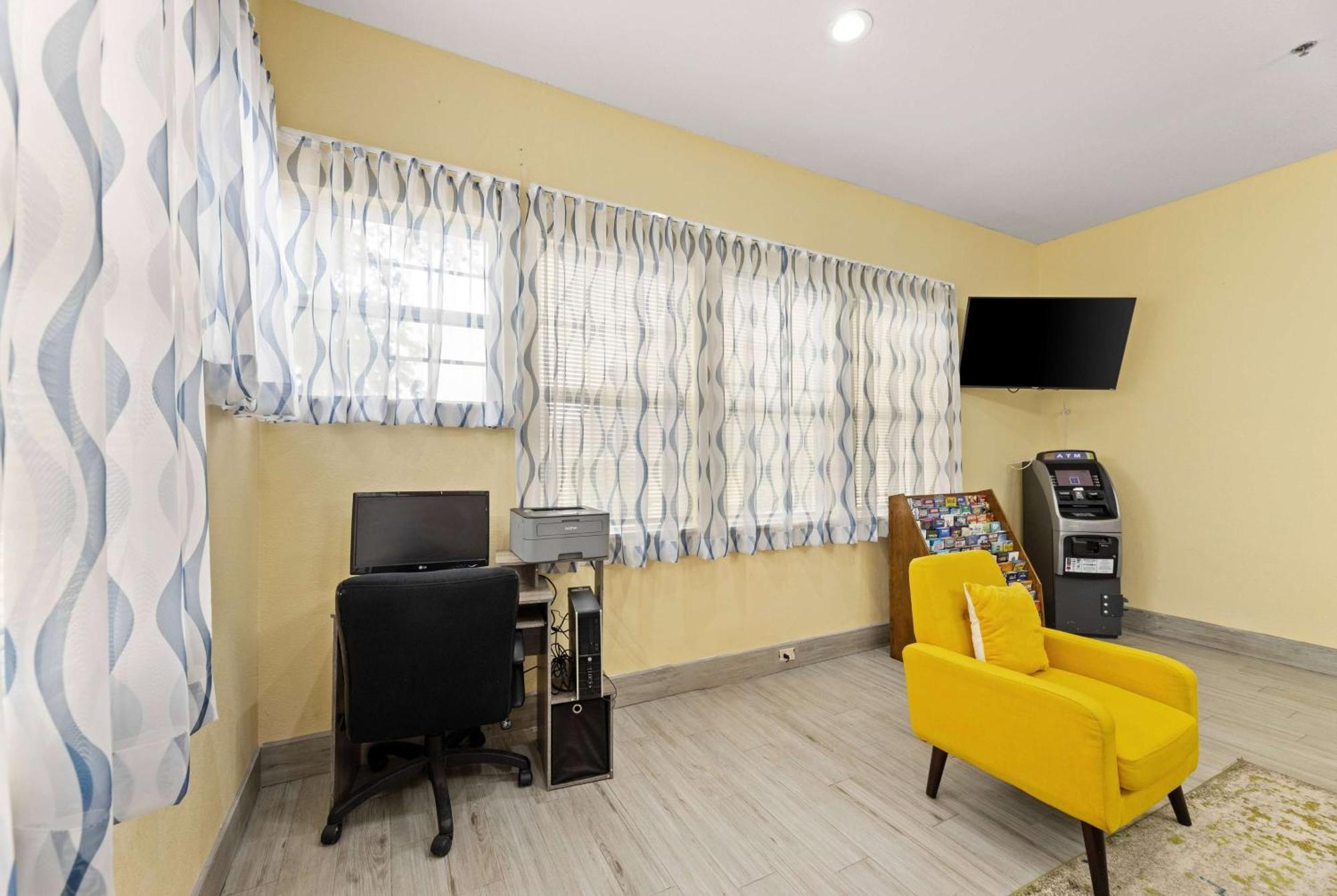 Days Inn & Suites By Wyndham Dfw Airport South-Юлес Екстериор снимка