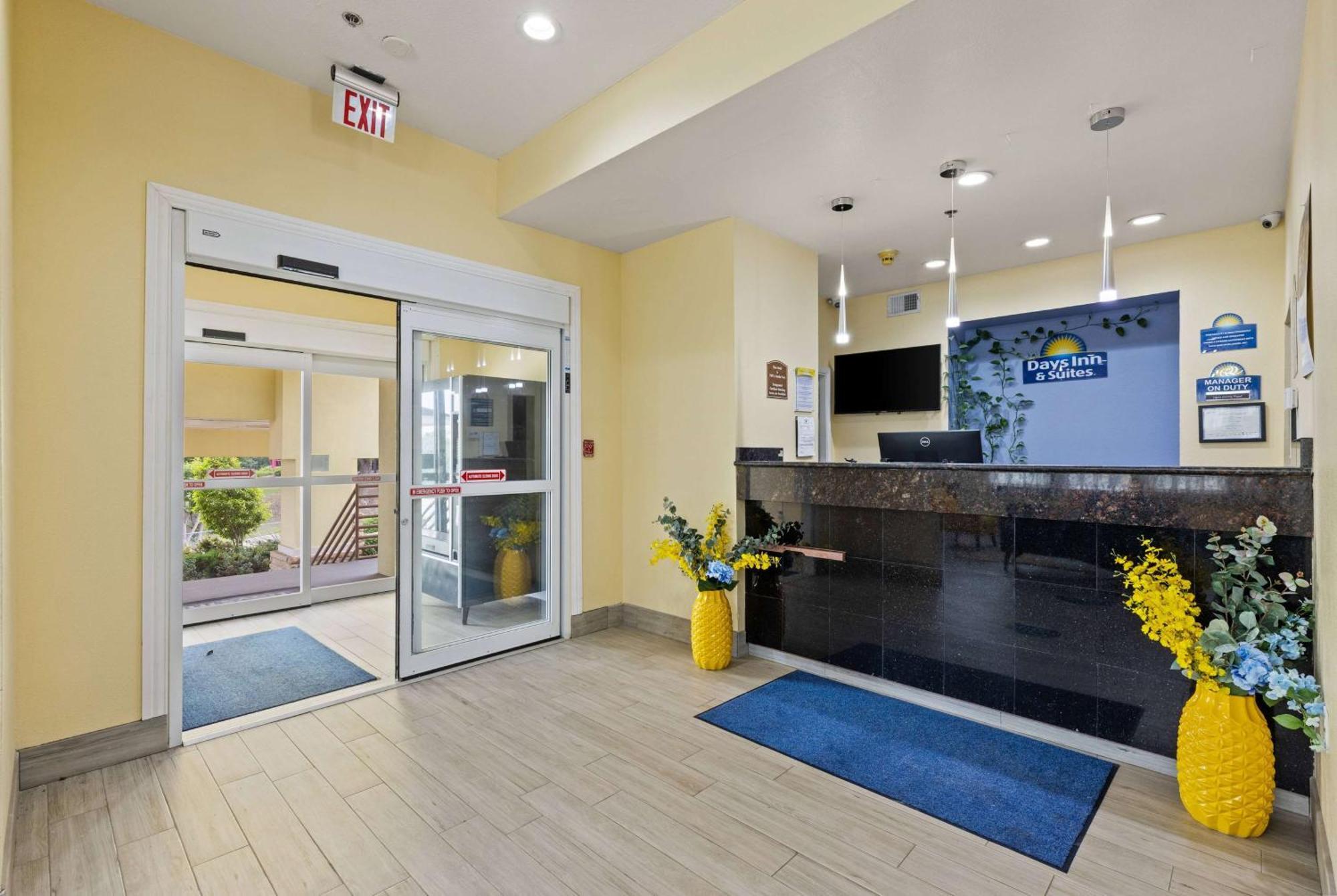 Days Inn & Suites By Wyndham Dfw Airport South-Юлес Екстериор снимка