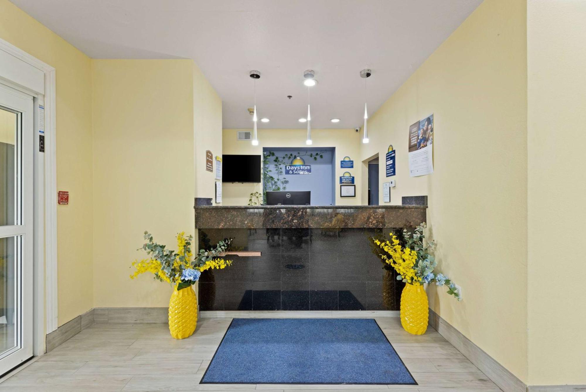 Days Inn & Suites By Wyndham Dfw Airport South-Юлес Екстериор снимка